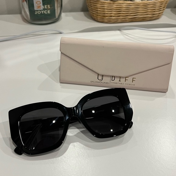 DIFF Eyewear Black Sunglasses - Picture 3 of 4